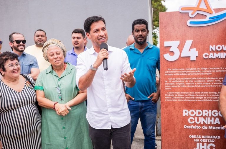 Prefeito Rodrigo Cunha entrega 34 ruas pavimentadas no Village Campestre 2 e Canto do Mainá