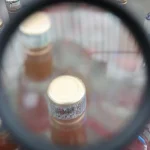 Ministério Público denuncia dois homens por falsificação de bebida que cegou mulher