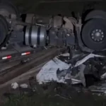 Motorista morre após carreta tombar no Benedito Bentes