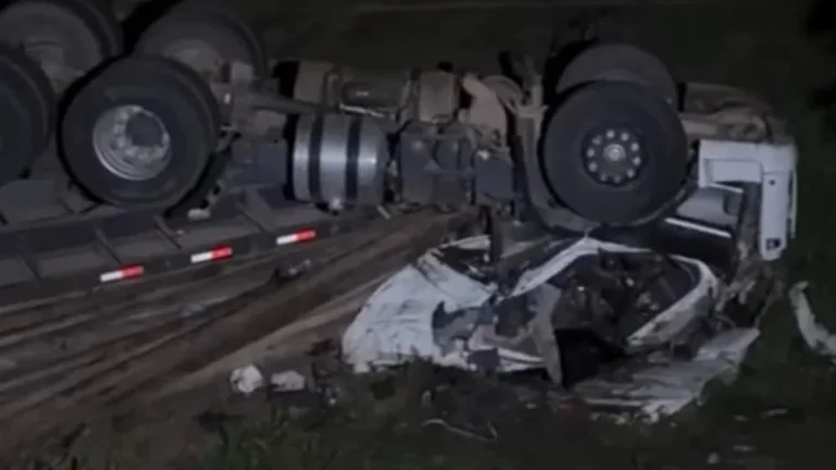 Motorista morre após carreta tombar no Benedito Bentes