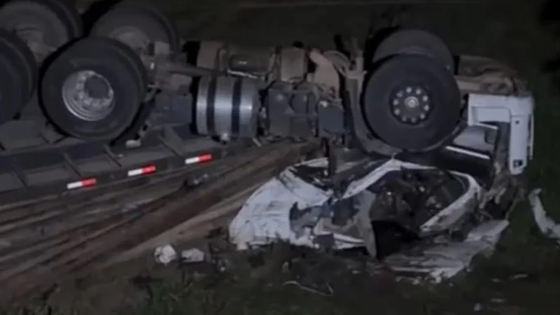Motorista morre após carreta tombar no Benedito Bentes