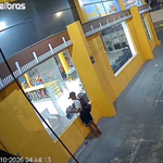 Ladrão quebra vidraça de loja e rouba moto elétrica no Farol