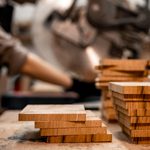 Mercado de madeira tratada deve crescer 6,7% ao ano até 2030, com construção à frente da demanda