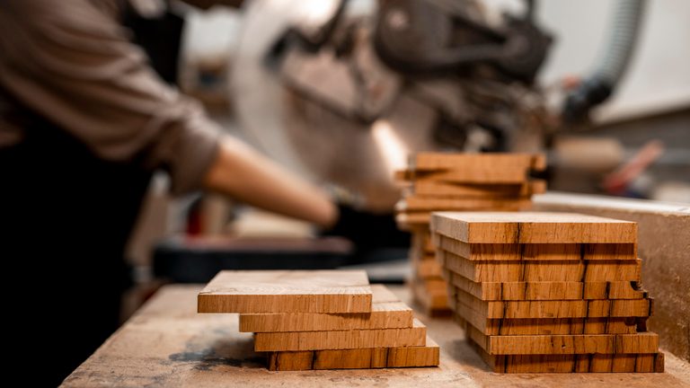 Mercado de madeira tratada deve crescer 6,7% ao ano até 2030, com construção à frente da demanda