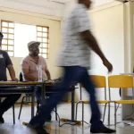 Cerca de 158,7 milhões de eleitores vão às urnas em todo o Brasil neste domingo (4)