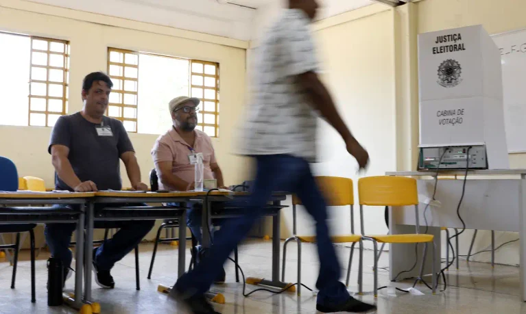 Cerca de 158,7 milhões de eleitores vão às urnas em todo o Brasil neste domingo (4)