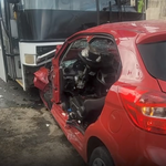 Motorista fica presa às ferragens após colisão contra ônibus