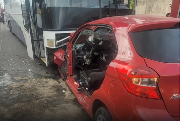Motorista fica presa às ferragens após colisão contra ônibus