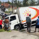 Caminhão interrompe trânsito na Moenda após cair em buraco