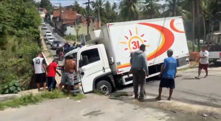 Caminhão interrompe trânsito na Moenda após cair em buraco
