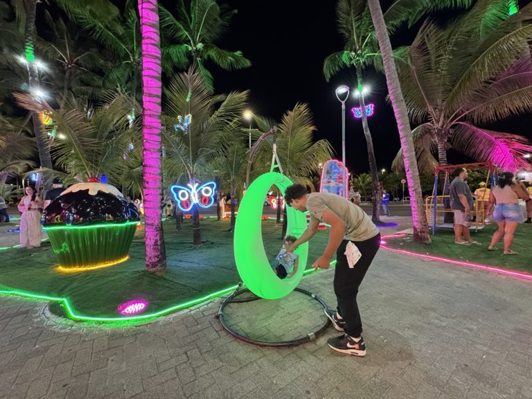 Vila das Crianças encanta o público com atrações instagramáveis, luzes e brinquedos acessíveis em Maceió
