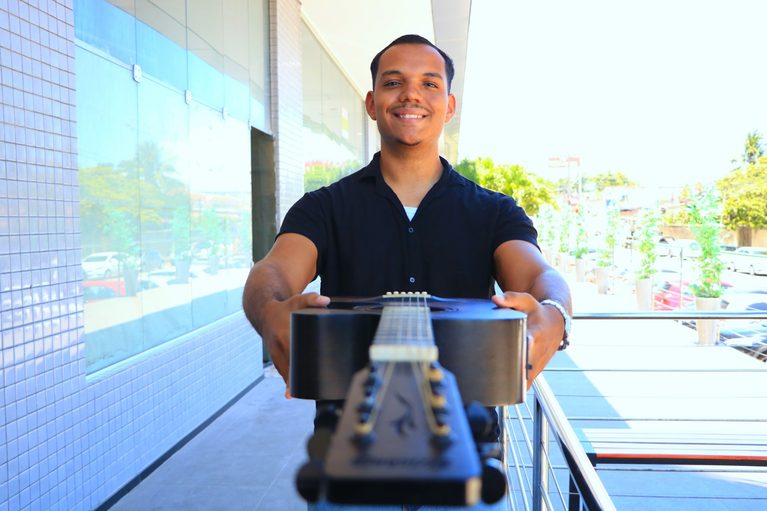 Maviel Júnior transforma música e comunicação em instrumentos de fé e esperança
