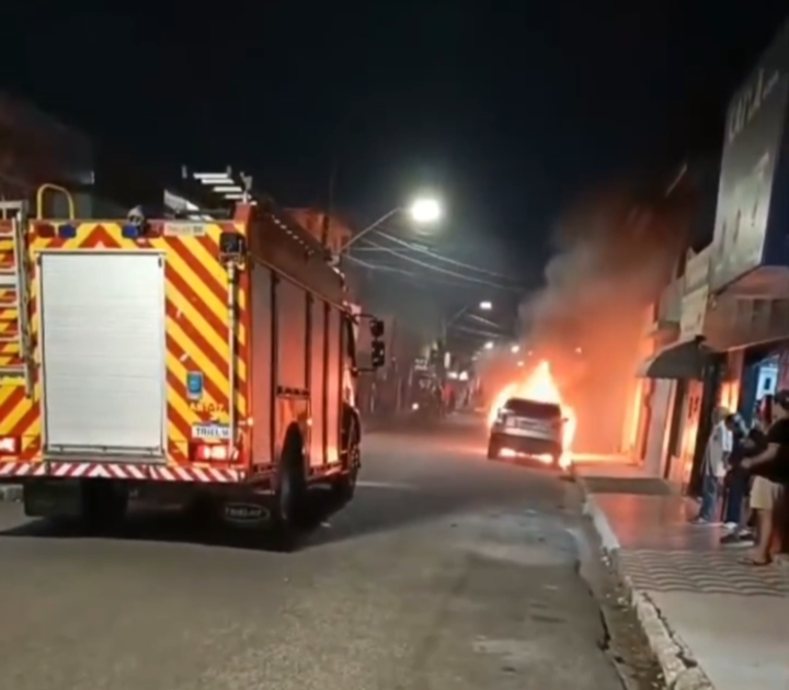 Carro pega fogo e mobiliza Corpo de Bombeiros em Arapiraca