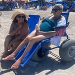 Idosa volta a tomar banho de mar com apoio do programa Praia Acessível em Maceió