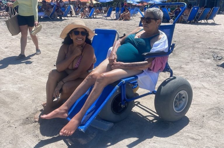 Idosa volta a tomar banho de mar com apoio do programa Praia Acessível em Maceió