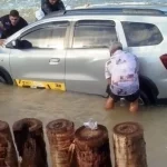 Maré sobe e táxi fica submerso no Pontal do Peba