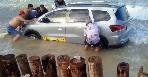 Maré sobe e táxi fica submerso no Pontal do Peba