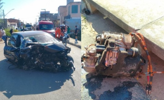 Carro elétrico bate em árvore, motos e caminhão em Penedo