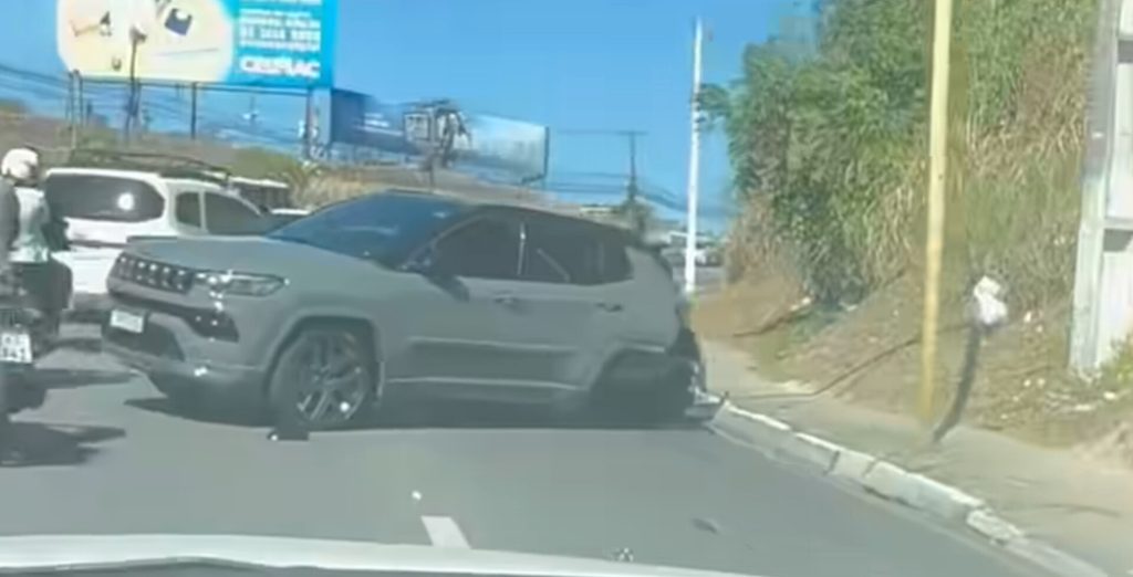 Acidente provoca engarrafamento na Avenida Leste-Oeste