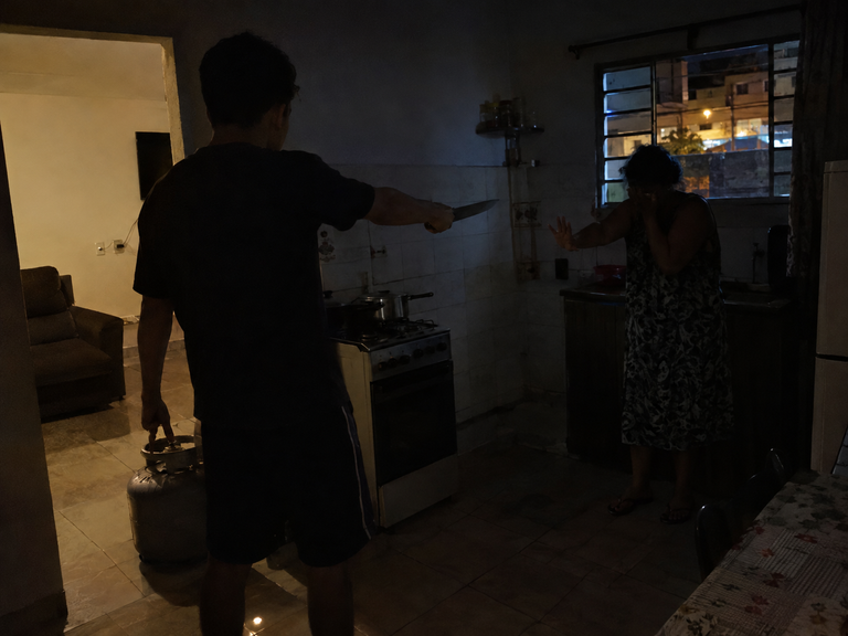 Mãe é ameaçada pelo filho com faca para dar botijão de gás a traficante em troca de drogas