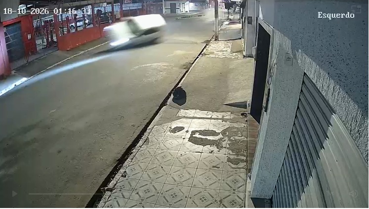 Motorista foge de abordagem da polícia, capota veículo e fica preso às ferragens