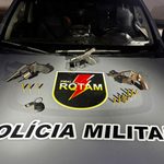 Três armas são apreendidas pela Rotam em veículo em Maceió