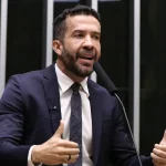 Deputado André Janones é internado com arritmia cardíaca