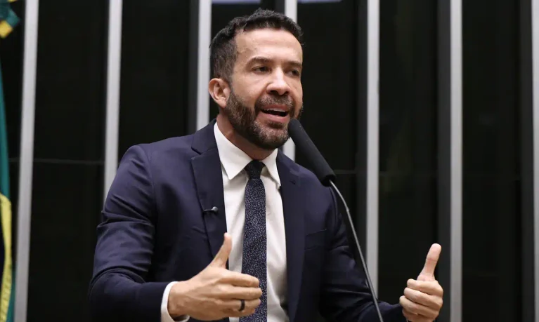 Deputado André Janones é internado com arritmia cardíaca