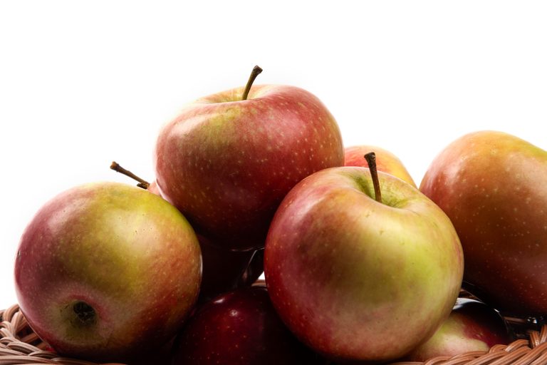 Maçã com casca ou em suco? Nutricionista explica o que muda no organismo