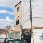 Soldado da Polícia Militar salva criança pendurada em fiação elétrica em Delmiro Gouveia