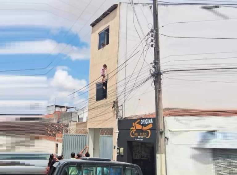Soldado da Polícia Militar salva criança pendurada em fiação elétrica em Delmiro Gouveia