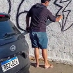 Homem é flagrado pichando muro recém-pintado de cemitério em Maceió